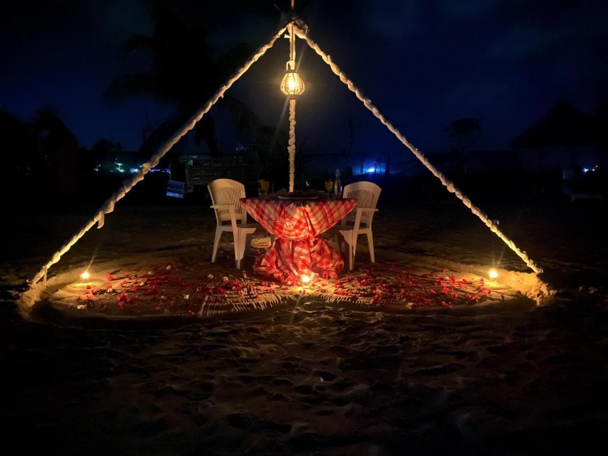 Adroit Beach Inn Гурайдо Екстериор снимка