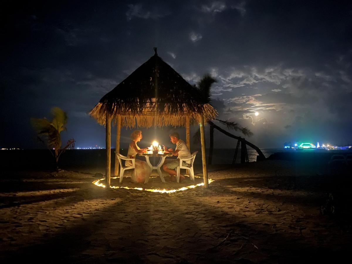 Adroit Beach Inn Гурайдо Екстериор снимка