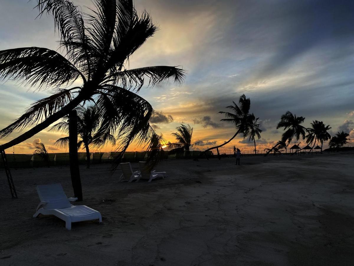 Adroit Beach Inn Гурайдо Екстериор снимка